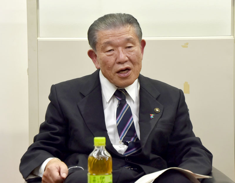 ３選不出馬を表明する長谷川市長＝２６日、鴨川市役所