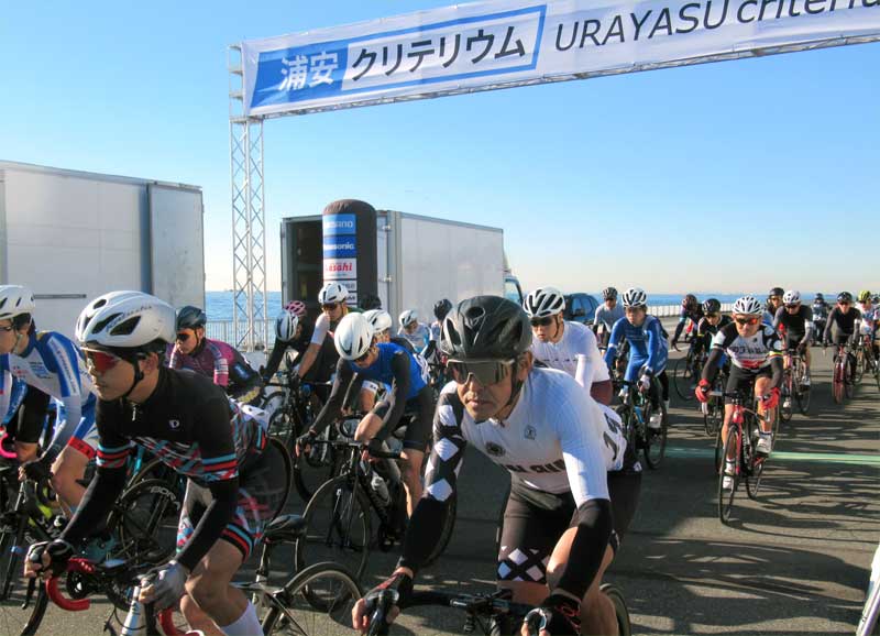 号砲とともにスタートした選手たち=30日、浦安市