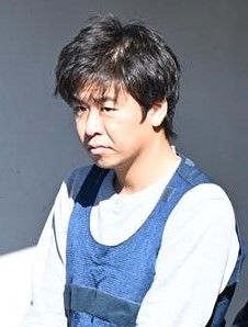送検のため四街道署を出る金子優汰容疑者＝４日午前９時半ごろ、四街道市和良比
