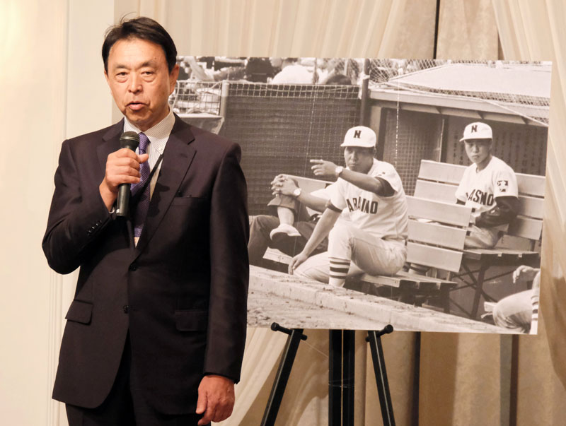 習志野高野球部監督を務めた石井さんとの思い出を話すヤクルトの小川淳司GM=14日夕、浦安市のホテル