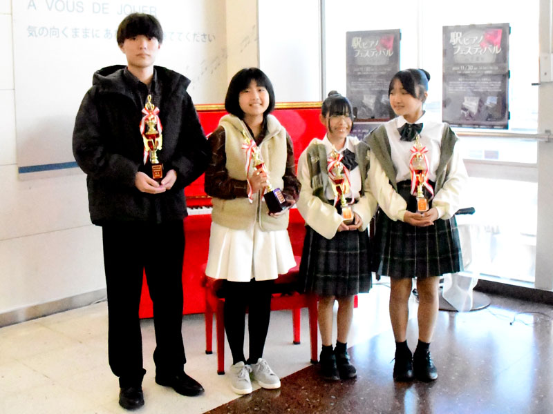 各部門の優勝者＝ＪＲ勝浦駅（勝浦市提供）