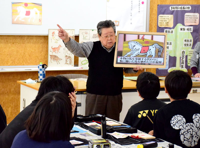児童に絵馬の歴史を教える矢部さん＝２日、茂原市立本納小