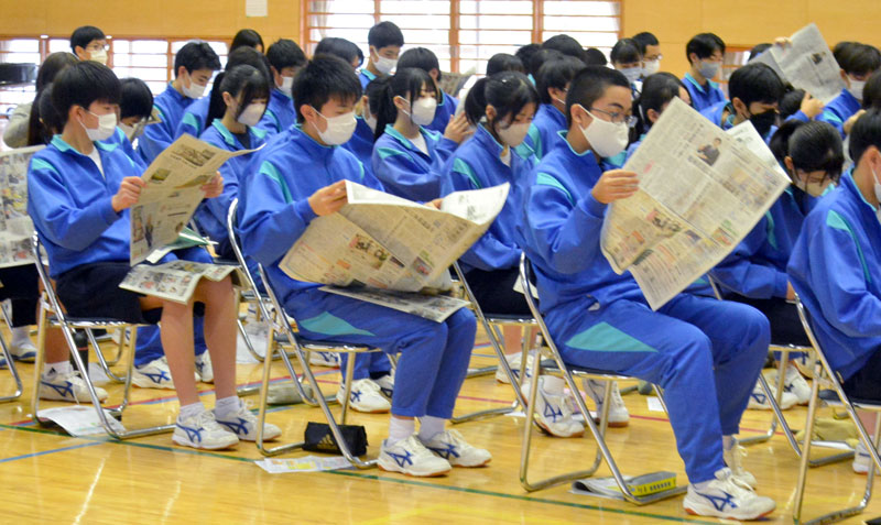 新聞を読む生徒たち