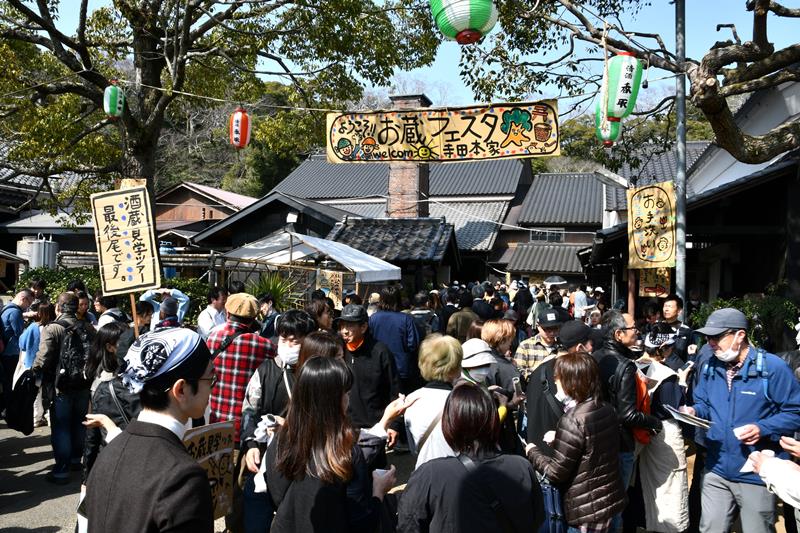 5年ぶりに「酒蔵まつり」が開催され、酒蔵見学や日本酒の購入者でにぎわう会場=3月、神崎町