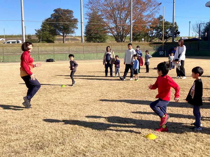 原田さん(左)から走り方を教わる参加者=我孫子市