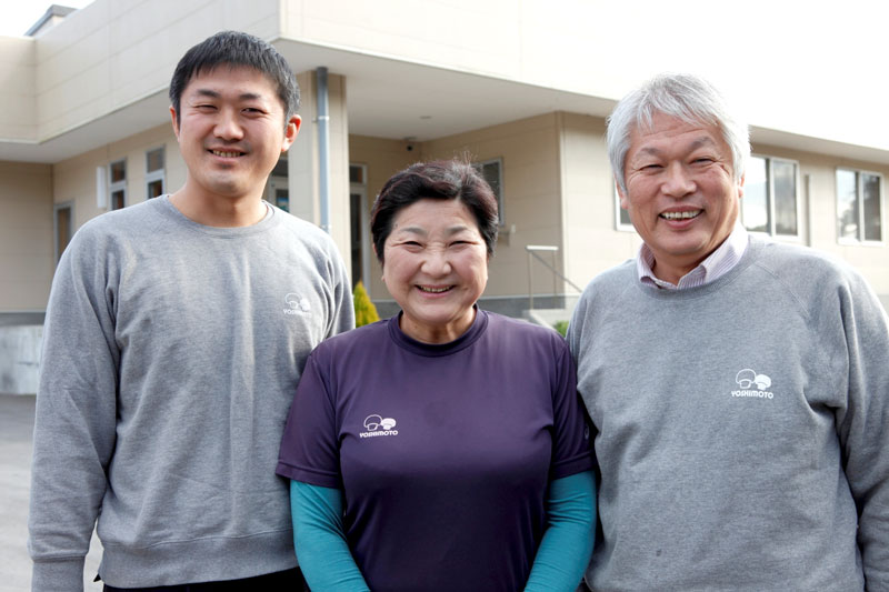芳源マッシュルームの菅佐原社長(右)ら