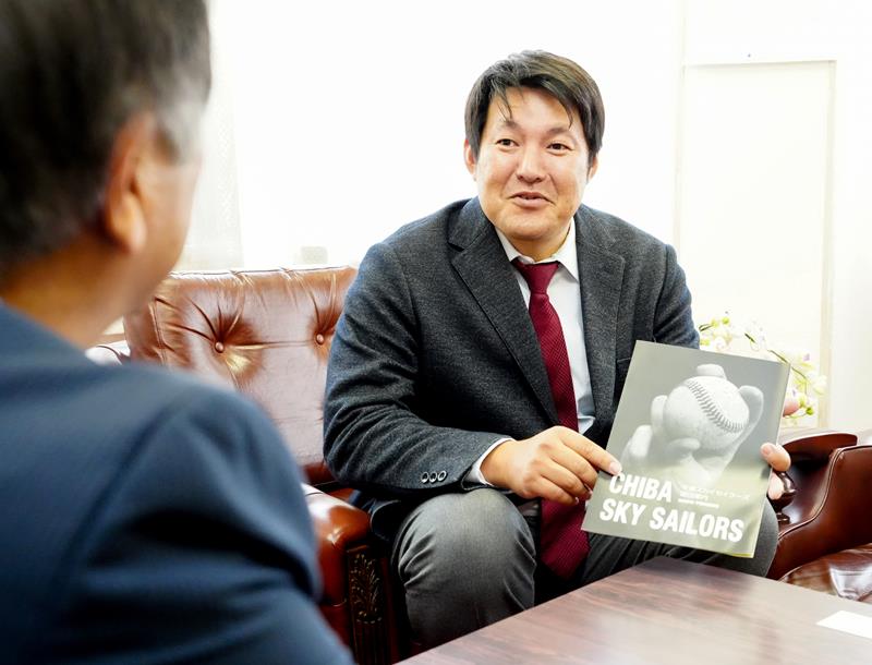 千葉スカイセイラーズの説明をする杉山社長＝千葉日報社