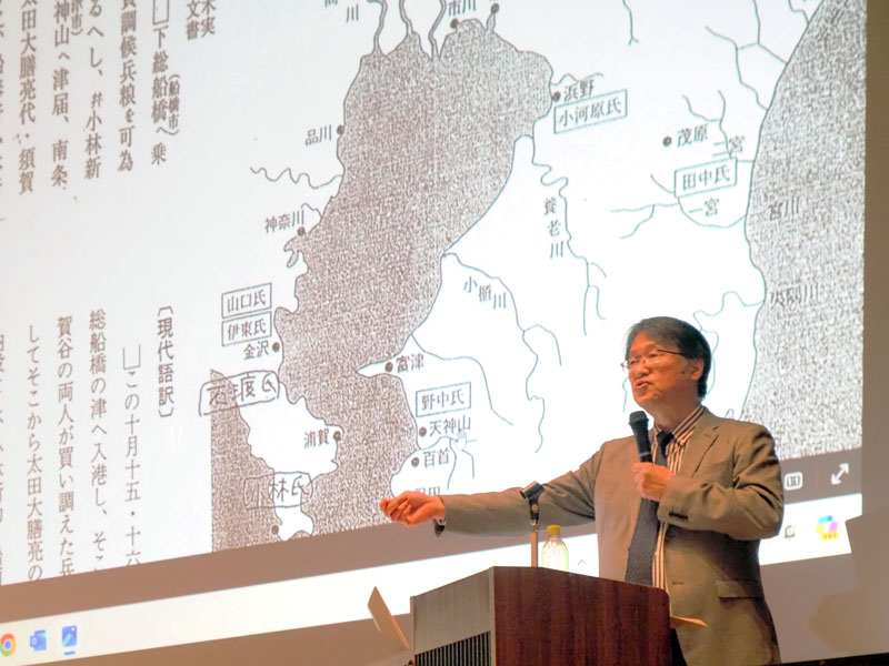 「海城サミット」の講演会で、里見対北条の攻防戦を語る滝川恒昭・敬愛大学特任教授=3月、富津市
