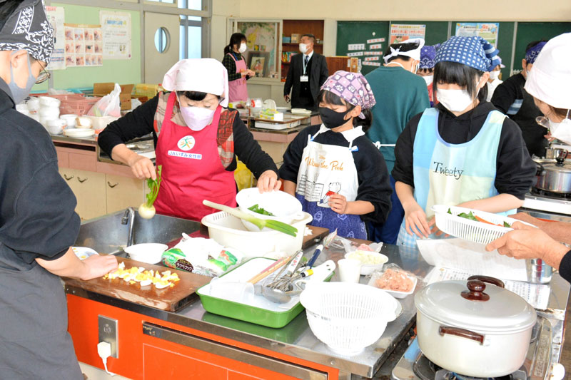 ＪＡいすみによる料理教室を体験する布施小の６年生＝御宿町