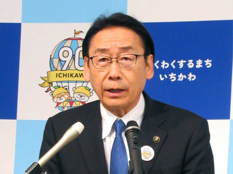 記者会見する田中市長＝２４日、市川市