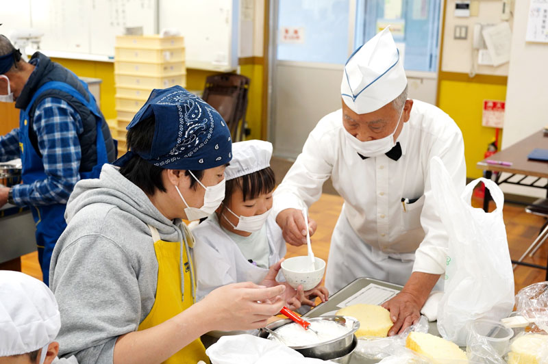 ケーキ作りに取り組む親子と、講師の平林さん（右）＝旭市