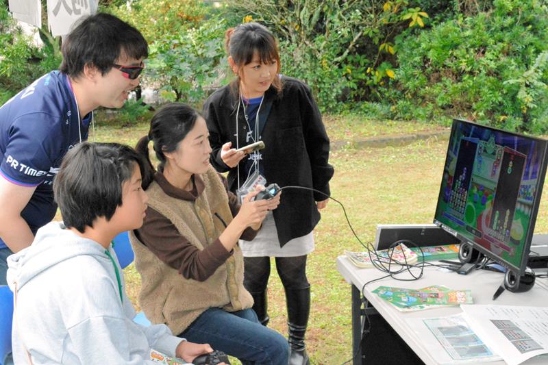 ゲームソフト「ぷよぷよ」の体験コーナーも人気を集めた=いすみ市