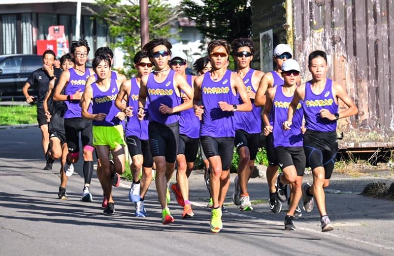 走り込む中央学院大の選手たち(同大提供)