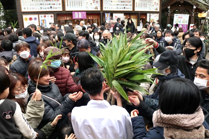神事に使われたササは訪れた人々に配られた=19日、千葉市花見川区の検見川神社