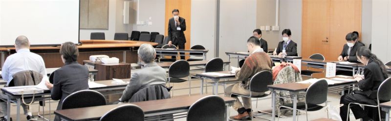 県選管が行った知事選の立候補予定者説明会＝２８日、県庁