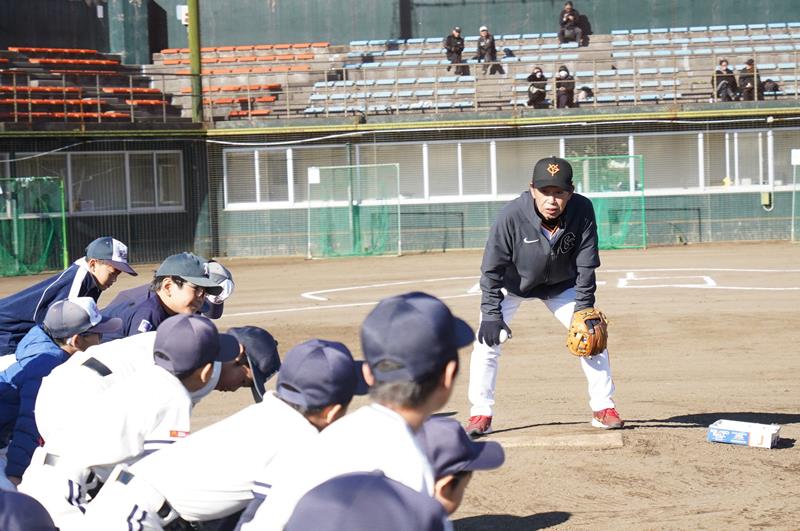 小学生に守備の指導をする講師の篠塚さん=旭市