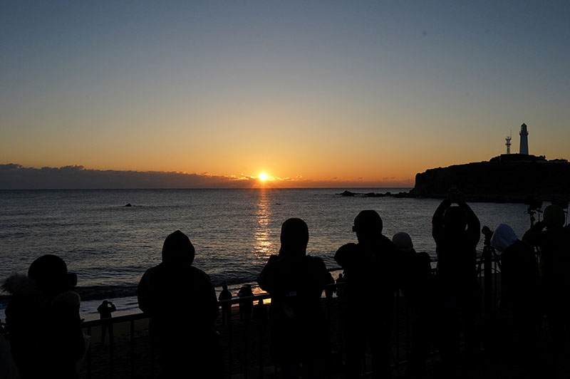 雲間から姿を現した太陽を大勢の人たちが見つめた＝１日午前、銚子市