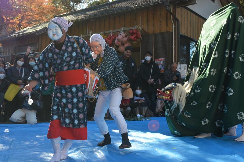 初詣の参拝客を盛り上げるおかめとひょっとこ