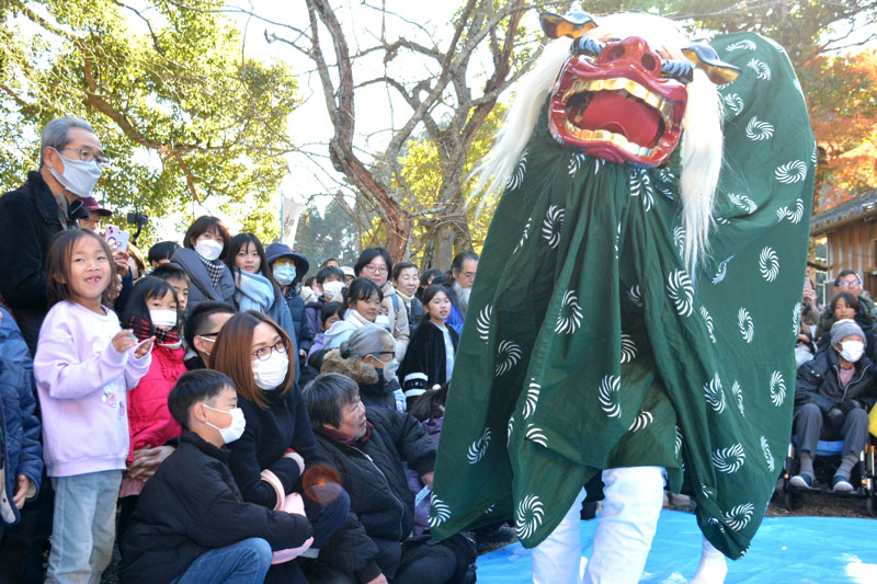 保存会によって奉納された春日神社の新春行事「初舞」=1日、御宿町