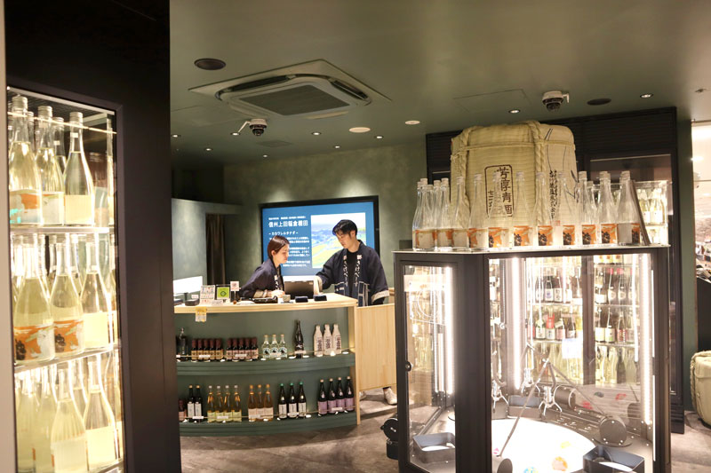 昨年１１月にオープンしたＳａｋｅＢａｓｅペリエ西千葉店。手前右側にあるのが寄付型クレーンゲーム＝千葉市中央区