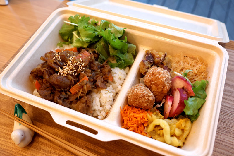 一番人気の「ぜんぶのせセット」。この日の日替わりは野菜とソイミートの牛丼風