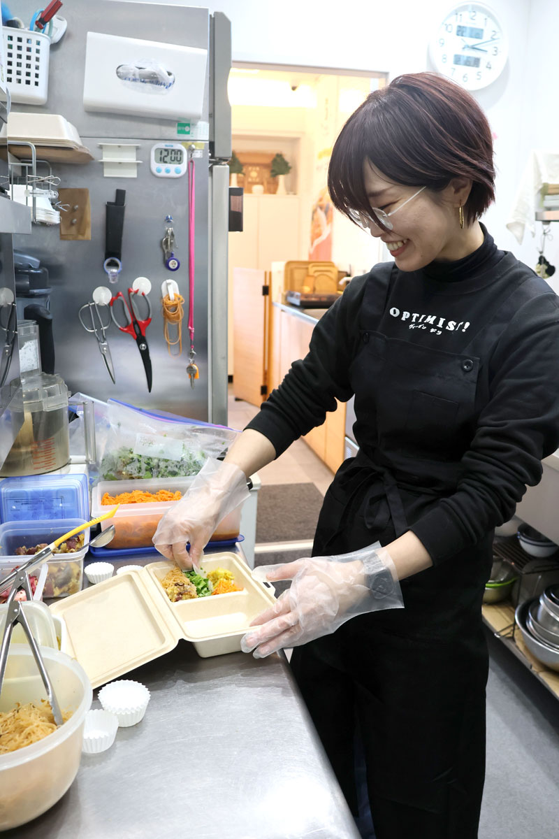 店内で、野菜をふんだんに使ったヴィーガン料理の弁当を作る豊福さん＝２０２４年１２月、佐倉市