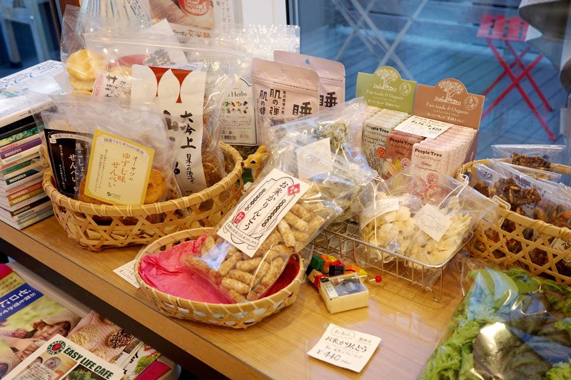 店では、非動物性食材のお菓子や調味料なども購入できる