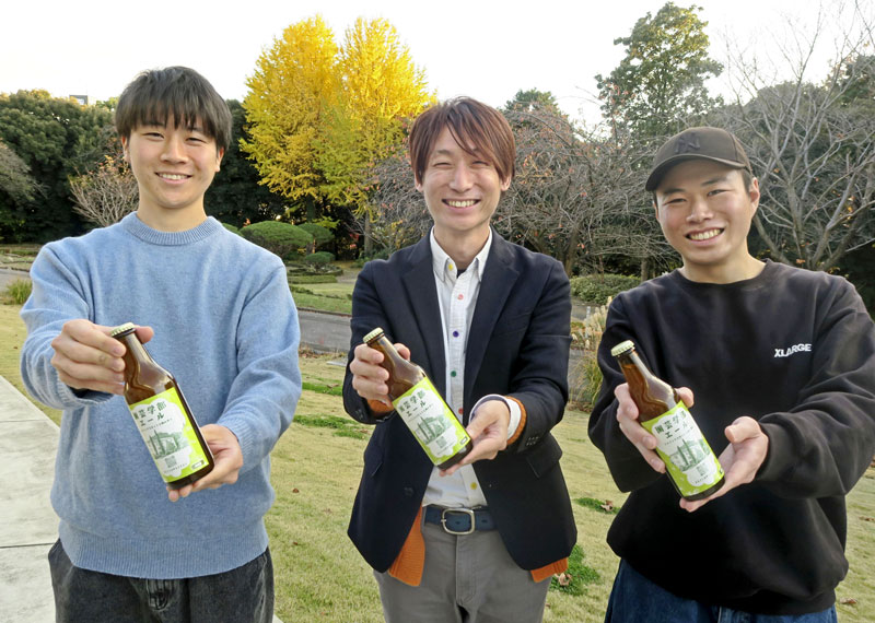「園芸学部エール」を開発した（左から）功刀幸暢さん、斎藤隆徳准教授、太田昌志さん＝松戸市（共同）