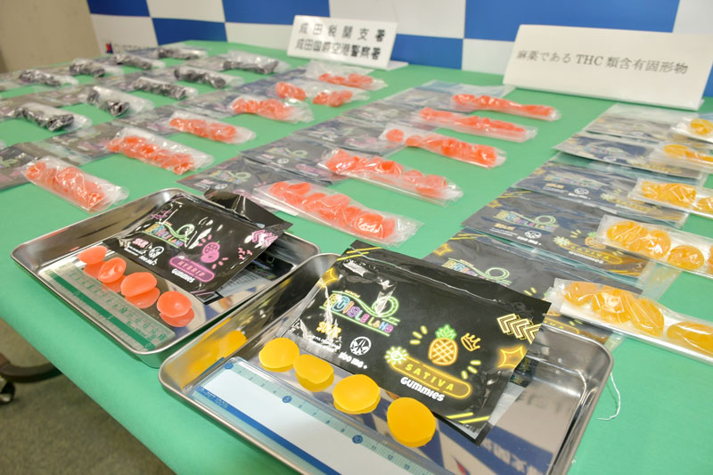 成田空港で押収されたグミ。検査済みの８個から麻薬類の大麻由来成分が検出された＝８日、成田市の東京税関成田支署