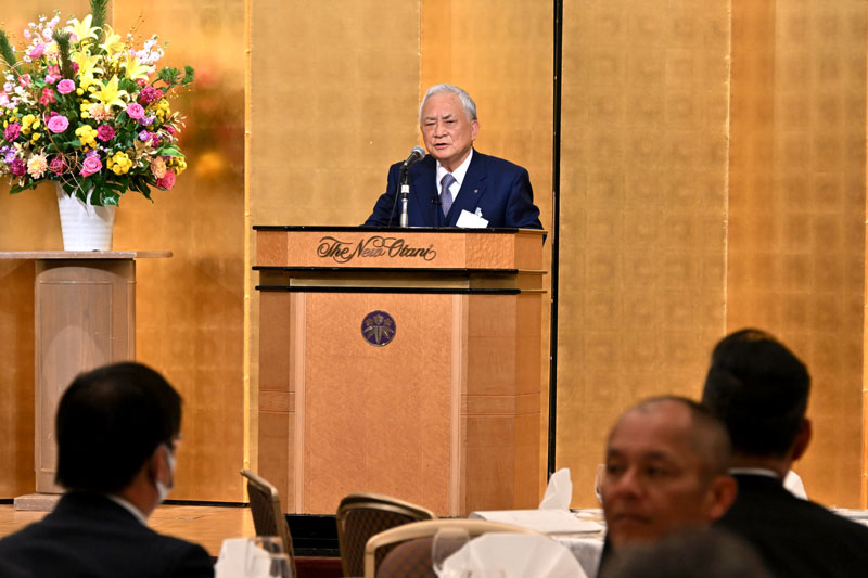 賀詞交歓会であいさつする臼倉会長＝８日、千葉市美浜区