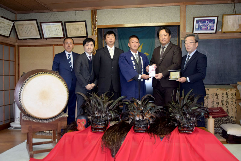 篠塚代表（右から３人目）へ支援金を手渡す星山理事長（同２人目）