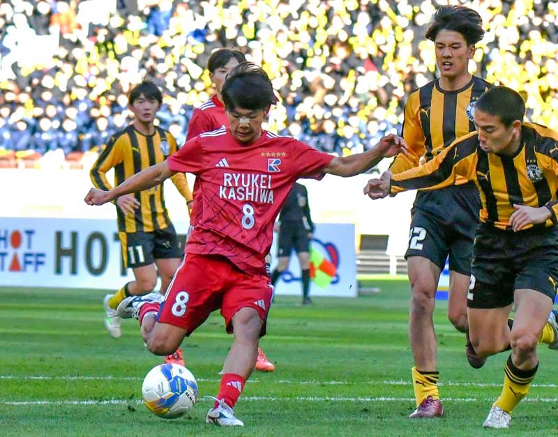 前橋育英─流通経大柏　前半１２分、先制ゴールを決める流通経大柏の亀田（８）＝国立競技場