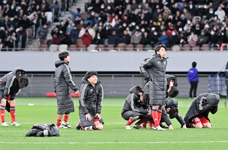 ＰＫ戦の末、前橋育英に敗れ肩を落とす流通経大柏の選手たち＝国立競技場