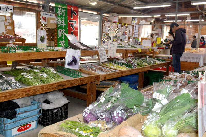 地域の新鮮な農産物が並ぶ直売所=いすみ市