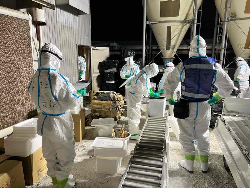 鳥インフルエンザ陽性が確認された旭市の養鶏場で行われた防疫作業(千葉県提供)