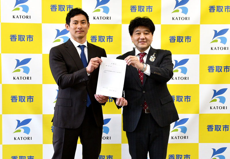 伊藤市長(右)から委嘱状を受け取った荻野選手=16日、香取市役所
