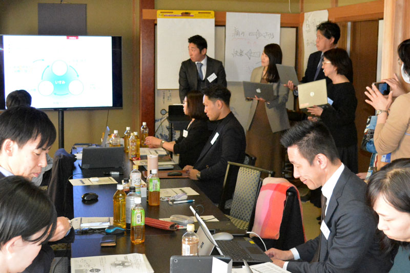 地域課題の解決に向けた事業プランを提案するNTT東の社員ら=いすみ市