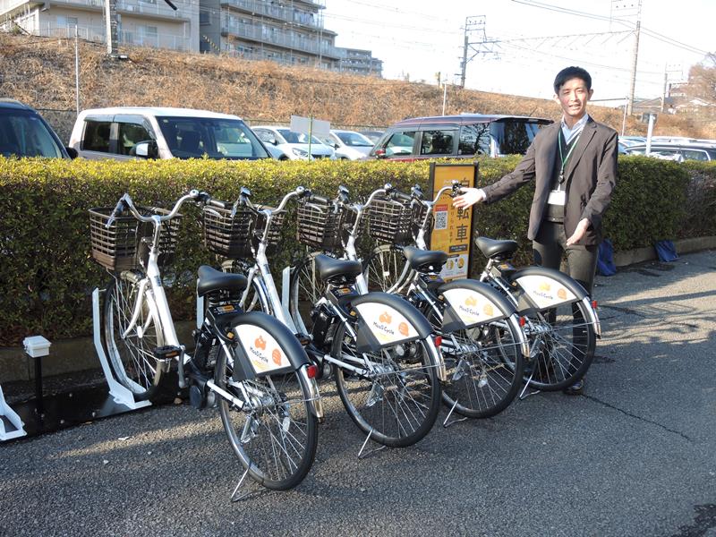 柏市役所敷地内に設置されたシェアサイクルのステーション=21日