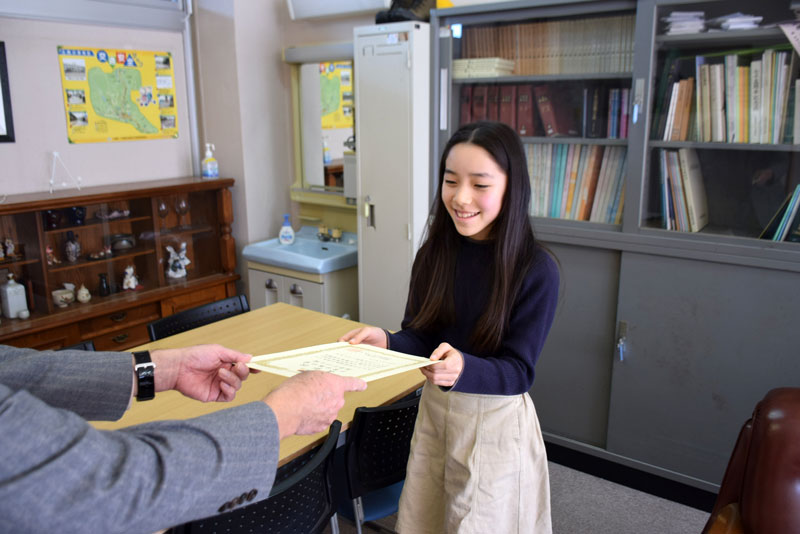 表彰状を受け取る酒井さん＝千葉市緑区
