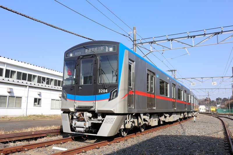 報道陣に公開された３２００形新型車両＝２４日、酒々井町