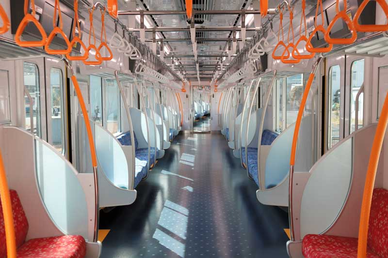 「３２００形」の車両内＝２４日、酒々井町