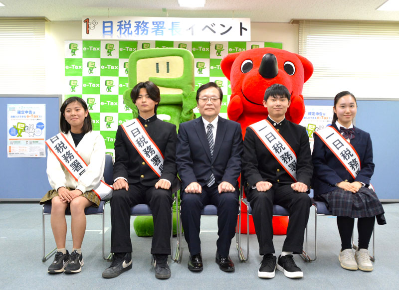五月女署長（中央）と千葉西税務署長賞の受賞者ら＝千葉市花見川区
