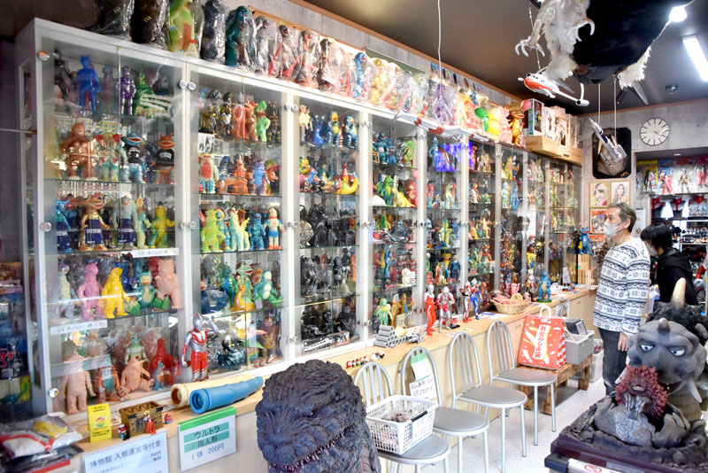 「カネゴン」や「ナメゴン」など、ウルトラシリーズに登場した怪獣のソフビ人形がずらりと並ぶ館内＝鋸南町