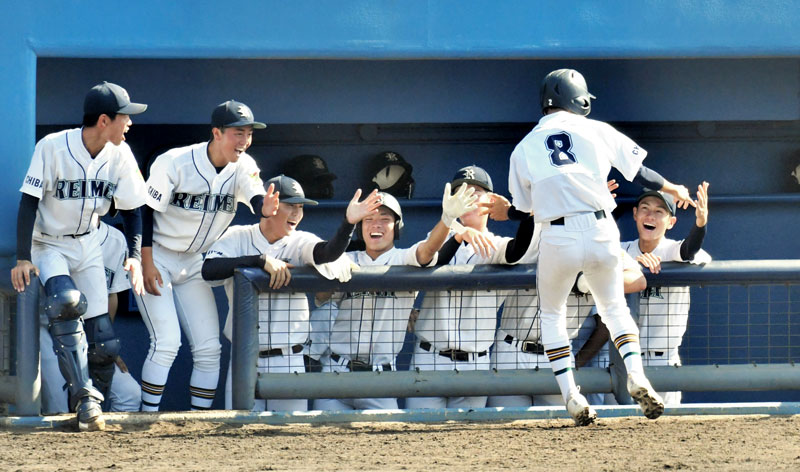 拓大紅陵との決勝で生還した千葉黎明の岩田(8)を迎える選手たち=昨年10月、県総合SC