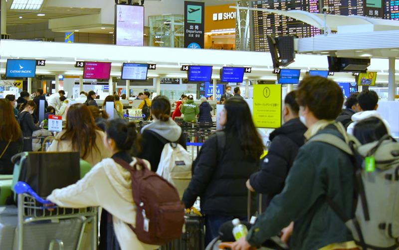 国際線の利用客が行き交う成田空港の出発ロビー=昨年12月、成田市