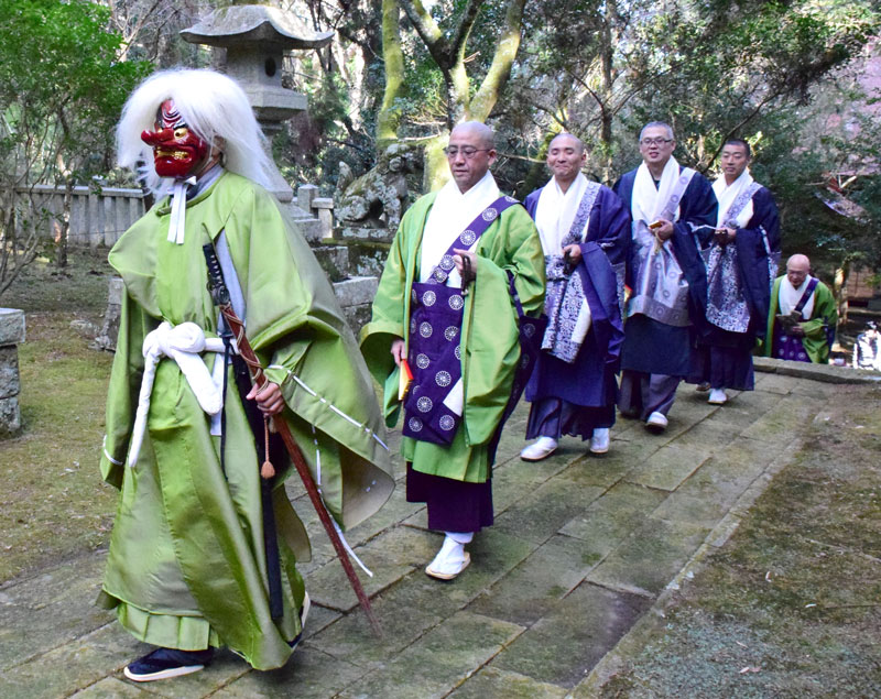 てんぐを先頭に東浪見寺の本堂に向かう僧侶＝２８日、一宮町