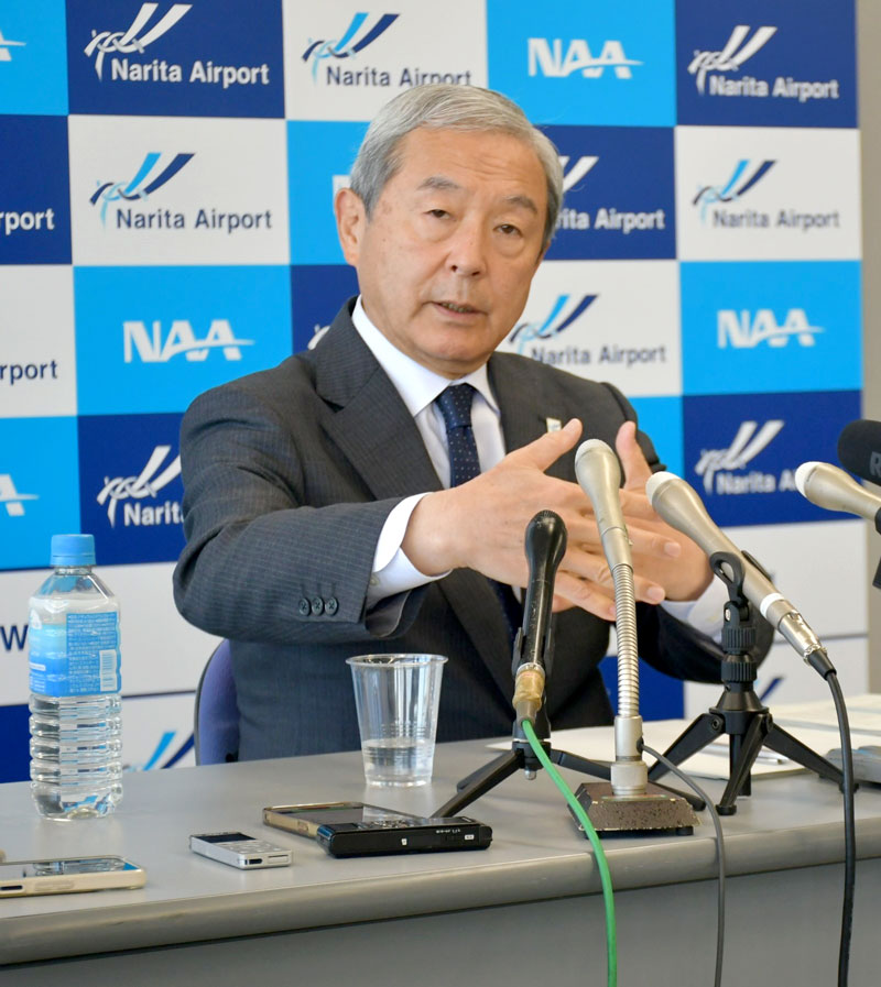 定例記者会見で2024年に成田空港を利用した旅客数について説明する田村社長=30日、成田市