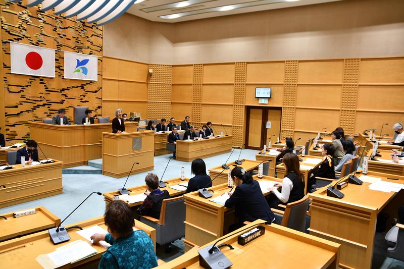 香取市で初めての女性模擬議会が開かれ、市執行部に一般質問する参加者＝同市議会