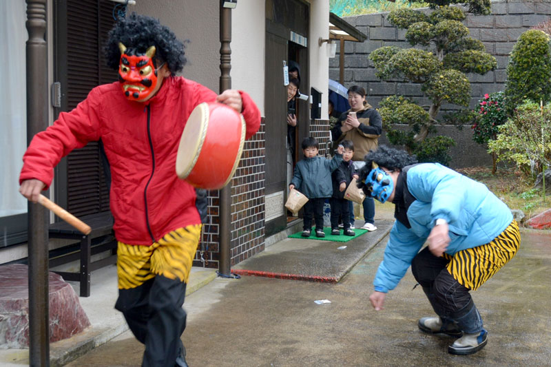 「鬼は外」と威勢よく節分の豆まきをする子どもら=2日、御宿町