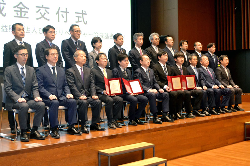 ひまわりベンチャー育成基金の交付先に選ばれた企業の代表者ら＝千葉市中央区